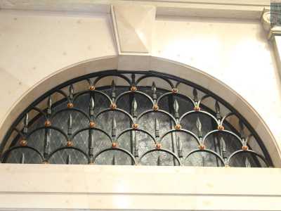 Gli sportelli sono invece �coronati� da finestre semicircolari. Fanno parte dei caratteri dell'architettura imperiale ripresi da Accolti Gil e sono dette �termali� perch� erano utilizzate nelle terme romane